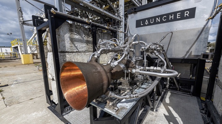 NASAステニス宇宙センターのテストスタンドに設置されたLauncher社のロケットエンジン「-E-2」　出典：Launcher社